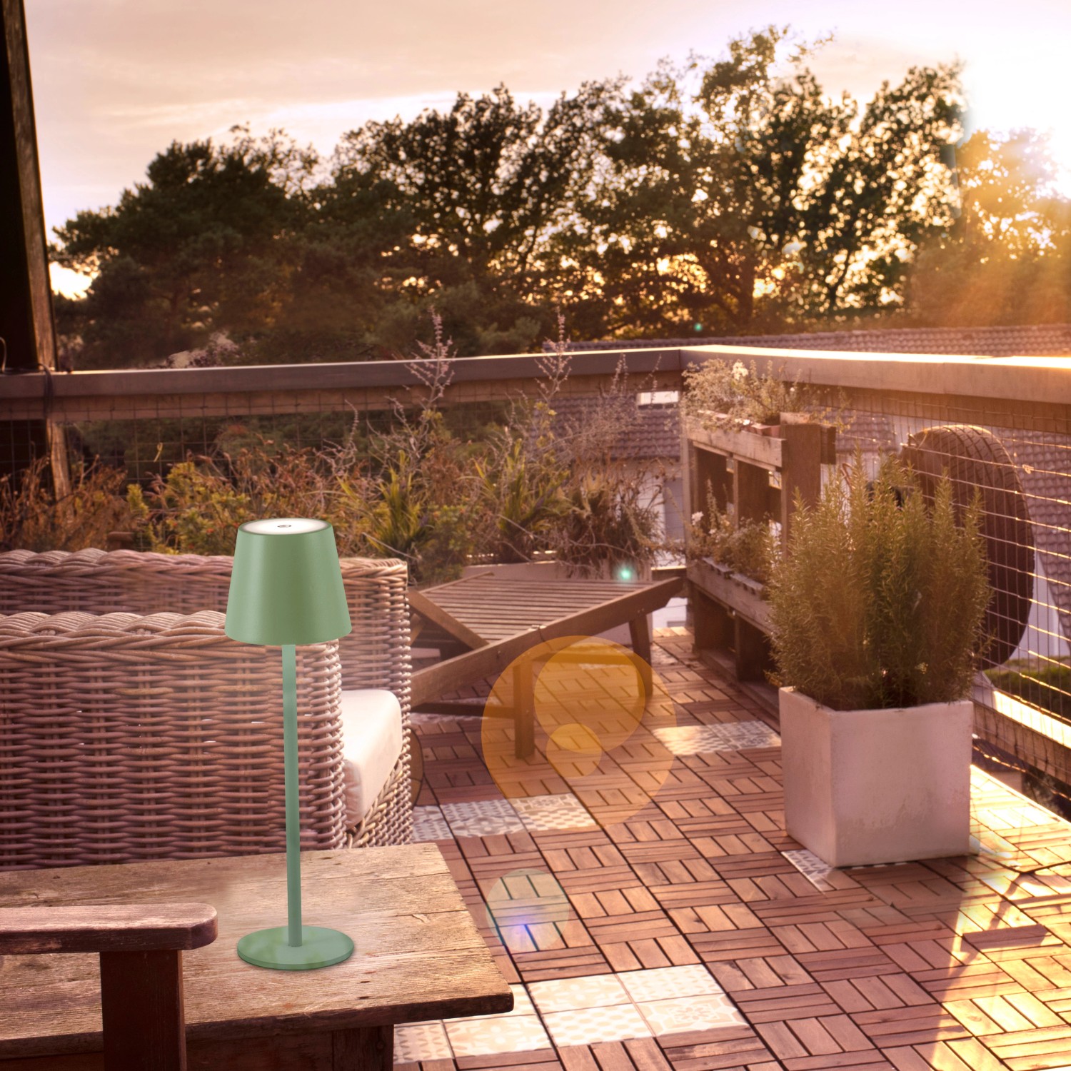 Grüne LED-Akku-Tischleuchte Euria von Just Light, 37 cm hoch, auf einem Holztisch im Außenbereich.