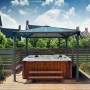 Canopia Gartenpavillon Palermo 3x3 Anthrazit über einem Whirlpool auf einer Holzterrasse.