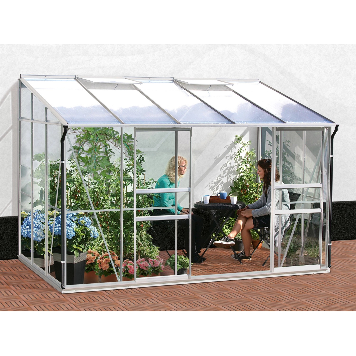 Vitavia Gewächshaus Ida 6500 Smaragd mit Pflanzen und zwei Personen im Inneren.