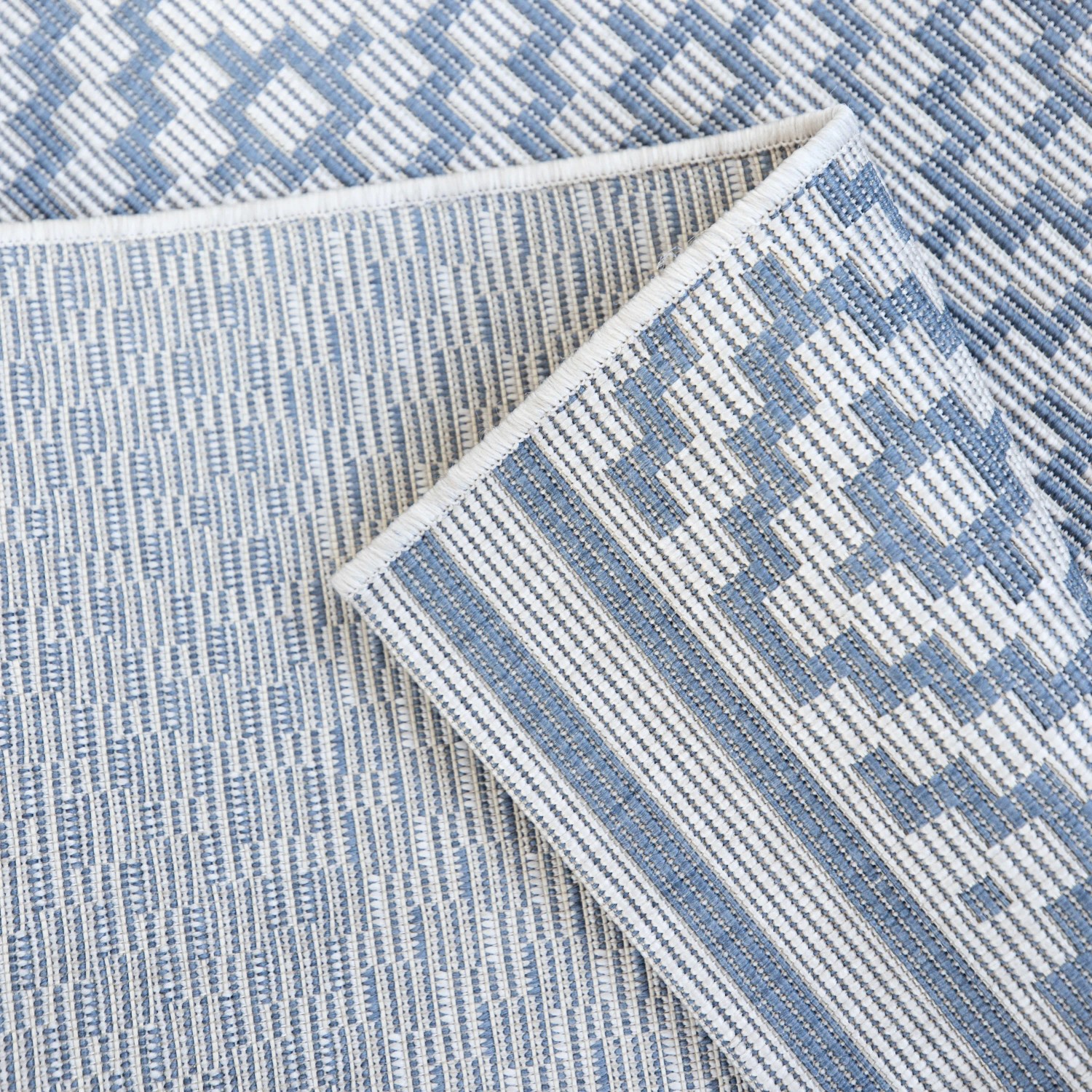 Detailansicht Primaflor Outdoorteppich Eldorado Quadra, 160x230cm, blau-weiß gemustert.