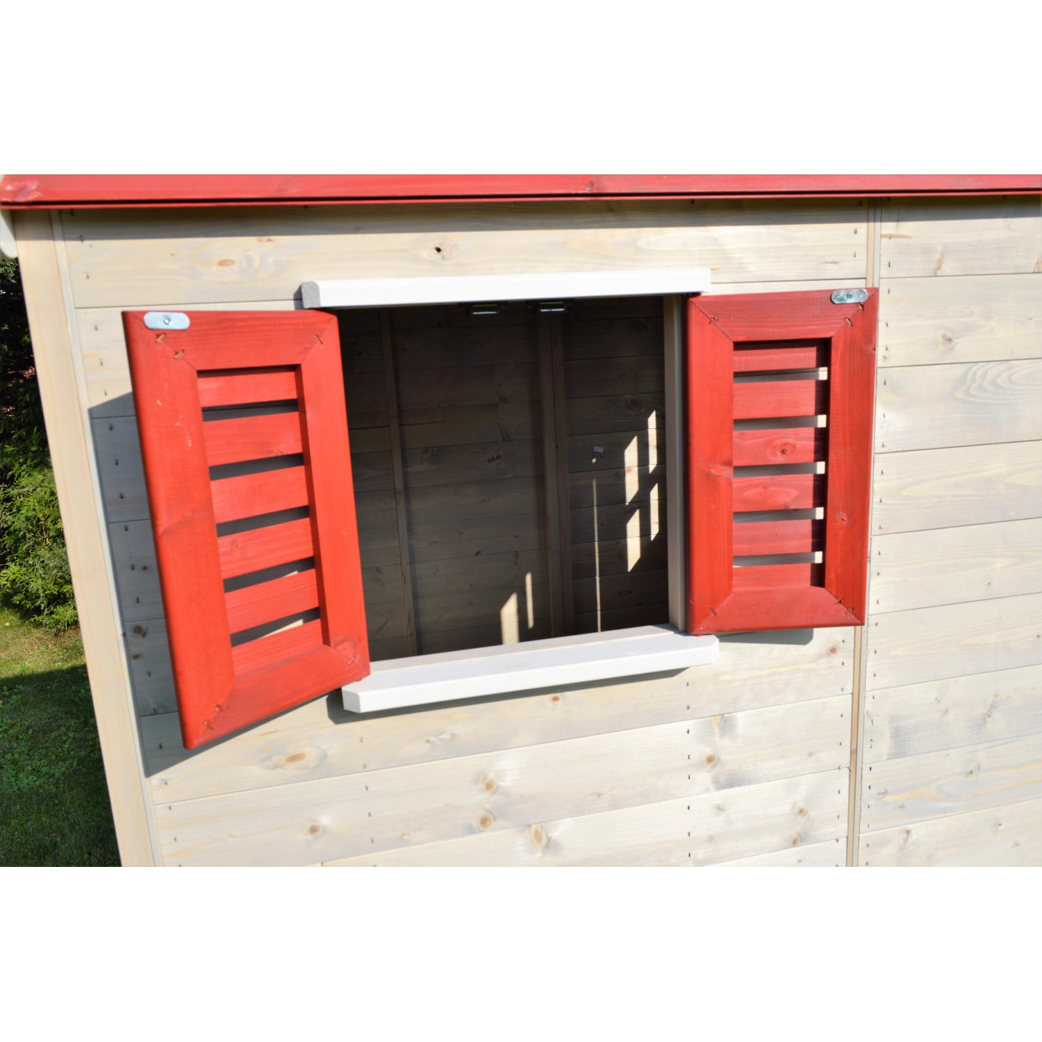 Detailansicht Fenster mit roten Fensterläden am Kinderspielhaus Elefant von Wendi Toys.