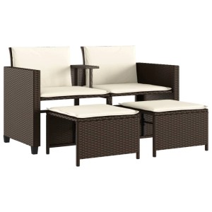 Braunes 2-Sitzer Gartensofa mit Tisch und Hockern aus Poly Rattan und cremefarbenen Kissen.