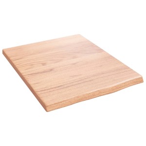 Helle, rechteckige Waschtischplatte aus behandeltem Massivholz (Eiche) mit Naturkante.