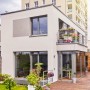 Gardena Aqua Bloom Solar-Bewässerungsset auf Balkon mit blühenden Pflanzen.