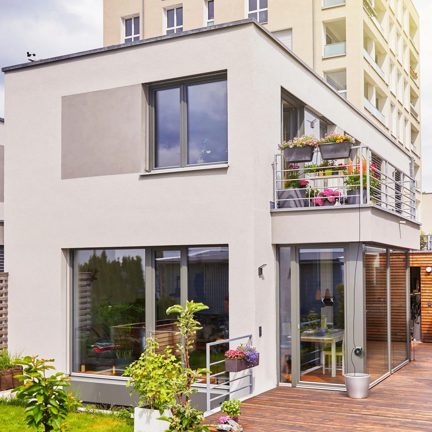 Gardena Aqua Bloom Solar-Bewässerungsset auf Balkon mit blühenden Pflanzen.