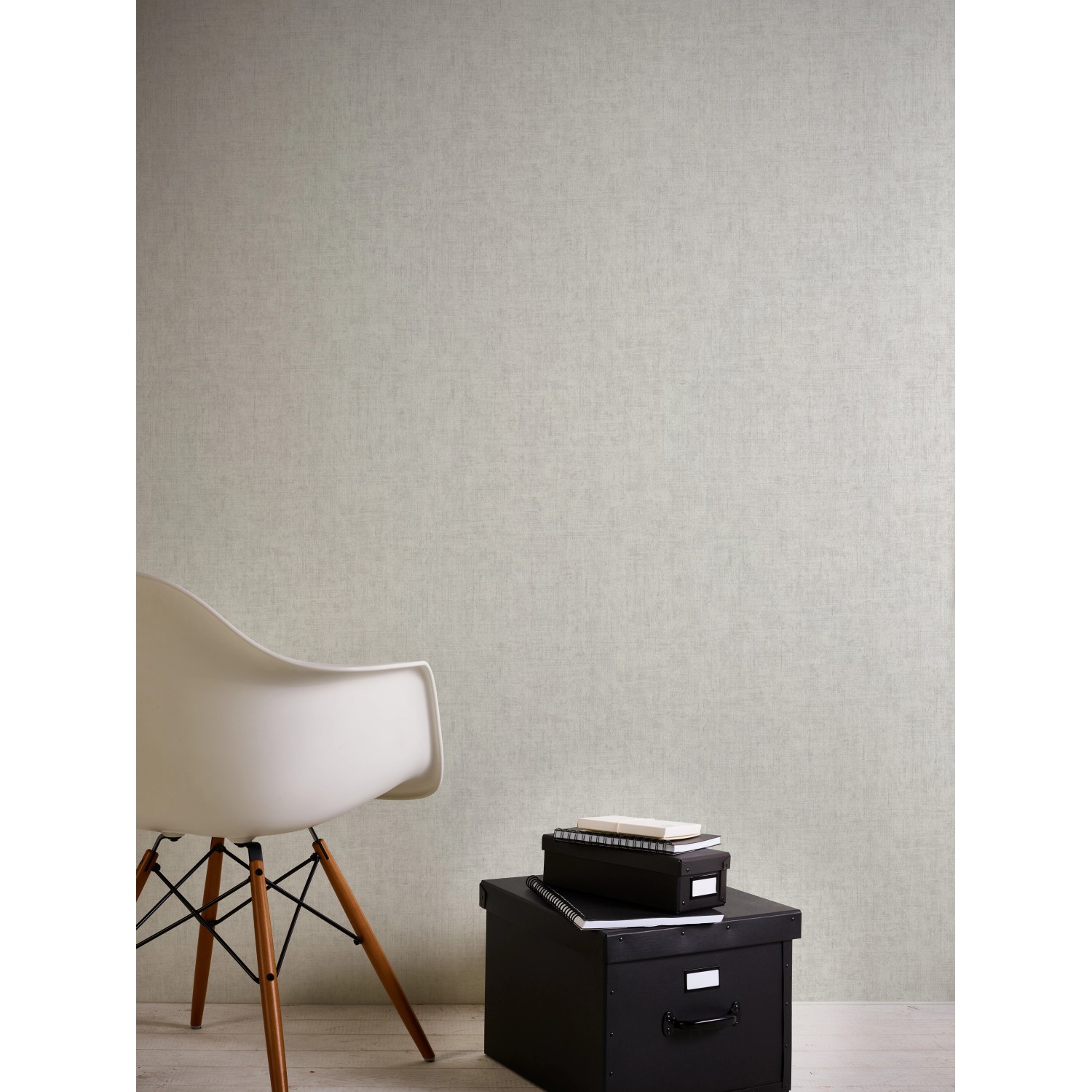 A.S. Création Vliestapete Greenery Uni meliert Grau an Wand, mit Stuhl und Boxen im Raum.