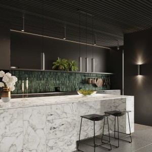 Moderne Küche mit chromfarbenen Sollux Lighting Lagos Pendelleuchten.