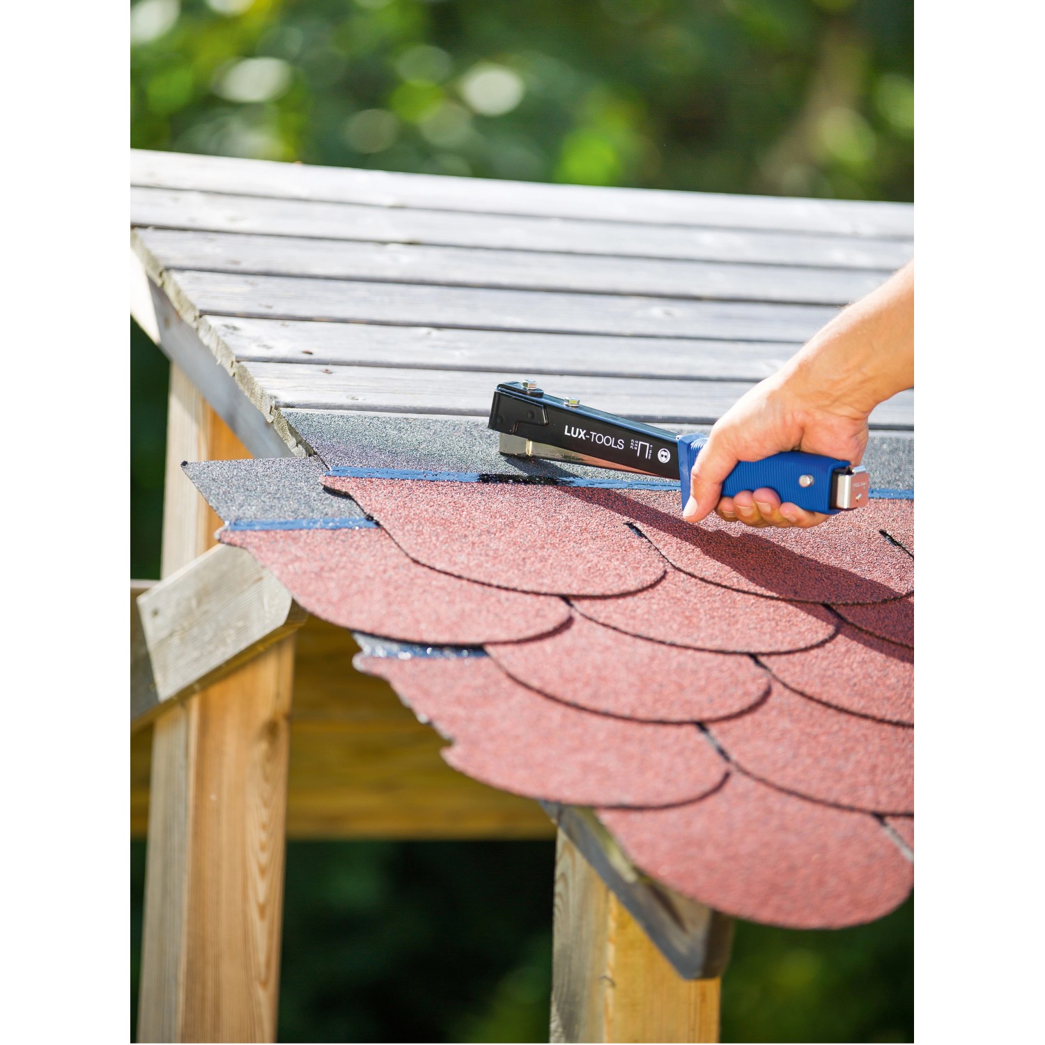 LUX Flachdrahtklammer Comfort im Einsatz zum Befestigen von Dachpappe. 10,6 mm x 10 mm, 1.000 Stück.