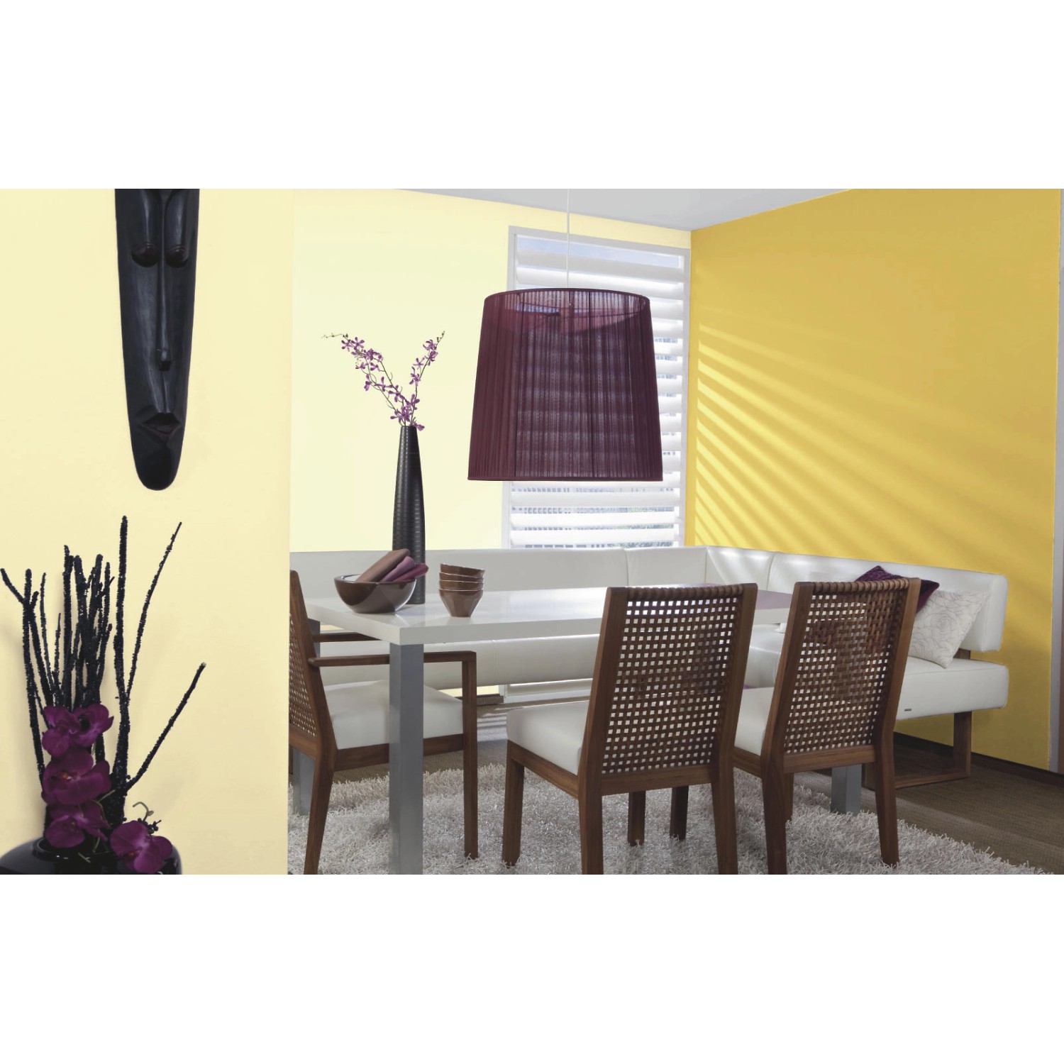 Esszimmer in Sahara Brown von Alpina Color: Wandfarbe, Tisch, Stühle und Deko in Braun- und Gelbtönen.