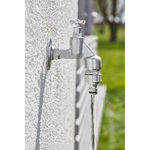 Gardena Premium Hahnverbinder (G 3/4'') am Wasserhahn mit laufendem Wasser.