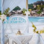 Dekoratives Muschel Set Natur Bunt in Glasgefäß auf weißem Tisch am Strand, ideal für maritime Deko.