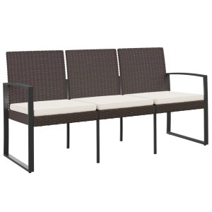 Braune 3-Sitzer Gartenbank aus Rattan mit cremeweißen Kissen. Ideal für Terrasse und Garten.