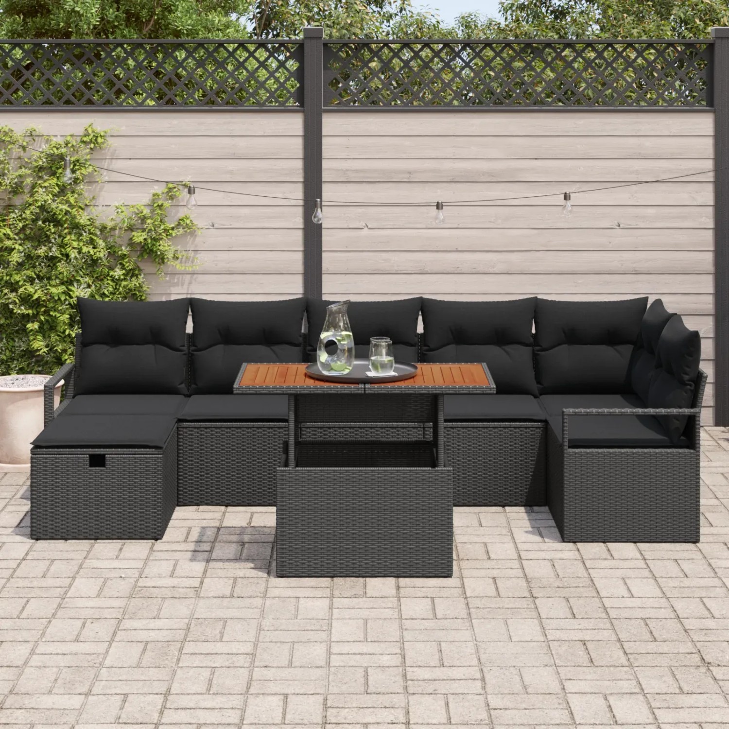 Schwarzes 8-tlg. vidaXL Garten-Sofa-Set aus Poly Rattan mit Tisch und Auflagen.
