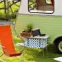 Relaxdays Kehrgarnitur mit schwarzer Kehrschaufel und Handfeger aus Buchenholz vor Wohnwagen.