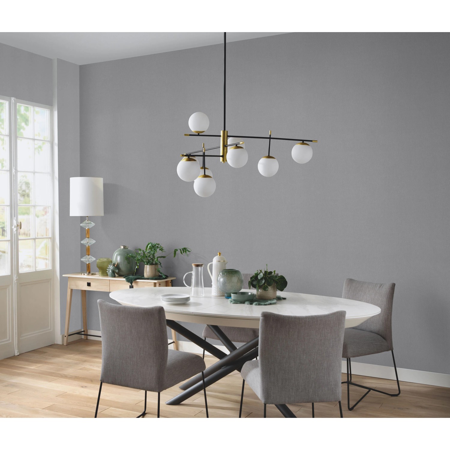 Anthrazitfarbene Erismann Vliestapete Spotlight InStyle im Raum mit Lampe.