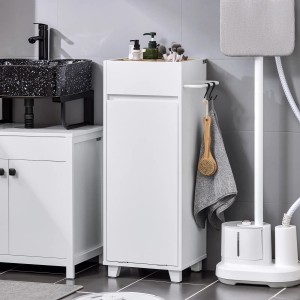 Weißer SoBuy Wäscheschrank BZR159-W mit Ausklapp-Wäschesack und Handtuchhalter.