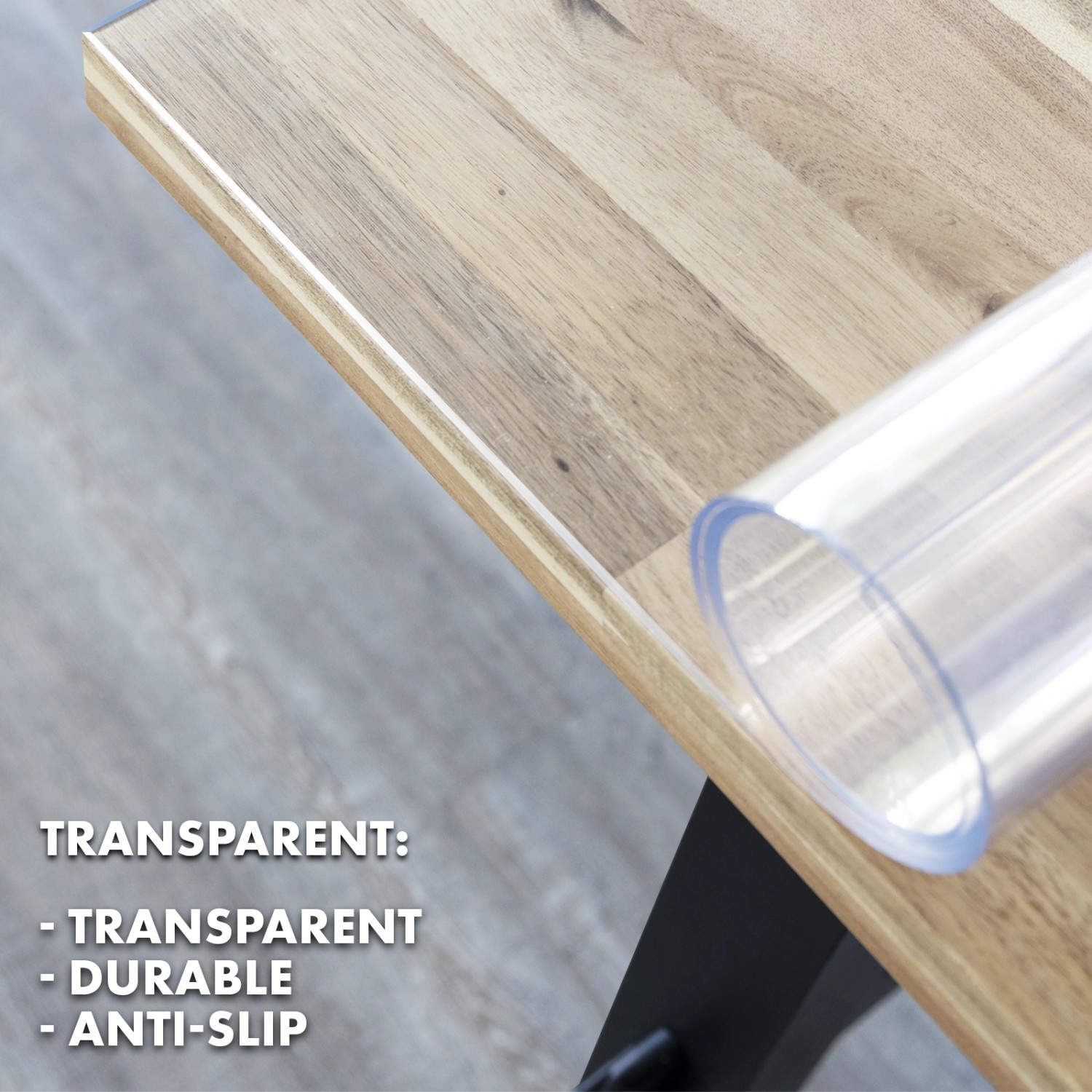 Transparente KARAT Tischfolie Crystal (70x90 cm) mit abgeschrägter Kante auf Holztisch.