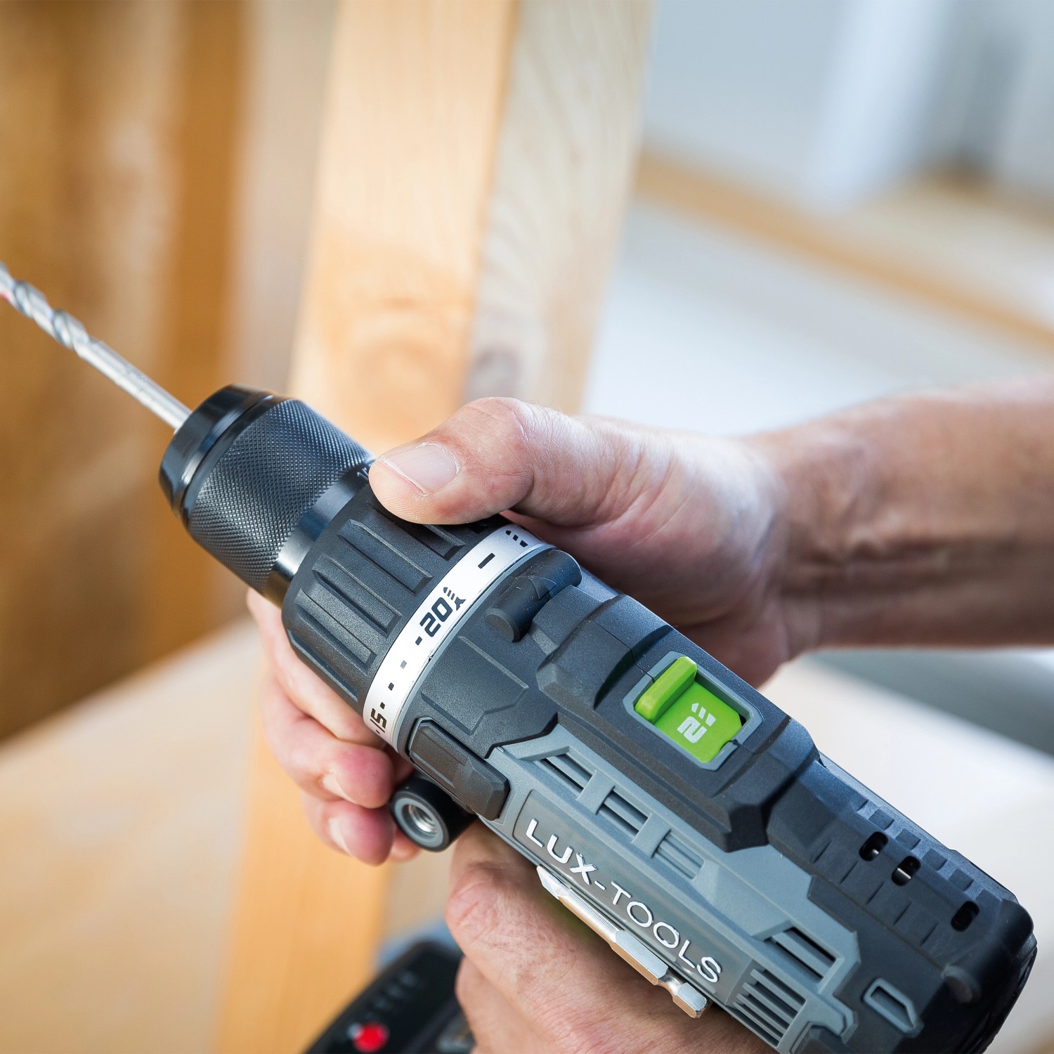 LUX Akku-Schlagbohrschrauber A-BS-20/S in Aktion beim Bohren in Holz.