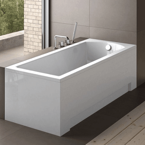 Weiße Rechteck-Badewanne MODERN 150x70 mit Wannenträger und Chromarmatur in einem modernen Badezimmer.