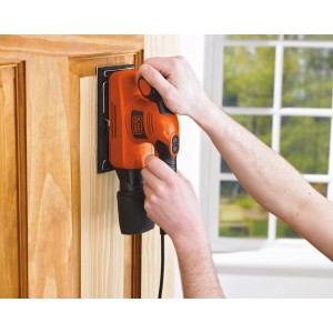Black+Decker Schwingschleifer KA320EKA beim Schleifen einer Holztür.
