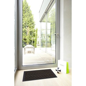ASTRA Sauberlaufmatte Jade Beige, 80x120 cm vor einer Terrassentür. Fußmatte für Innen.
