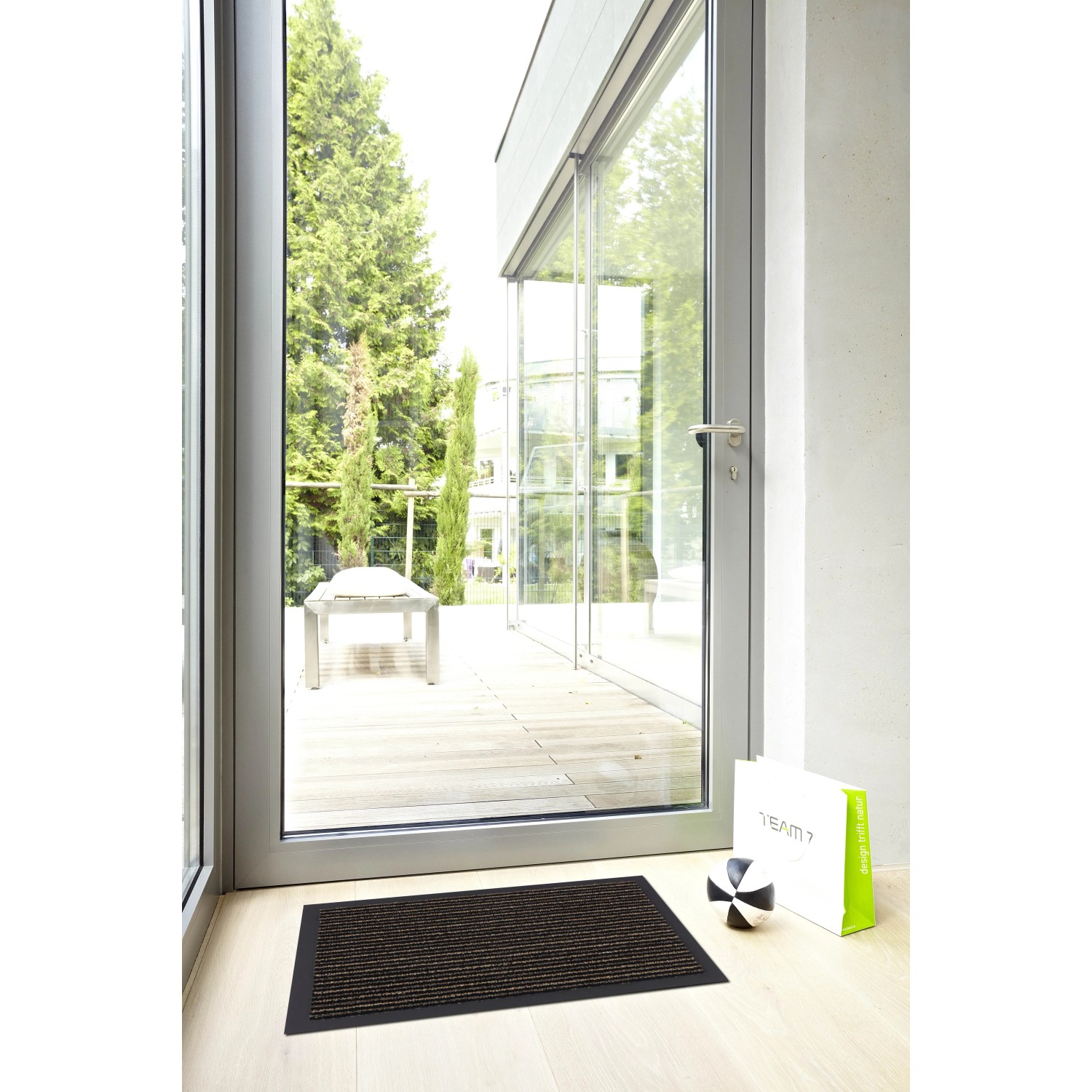ASTRA Sauberlaufmatte Jade Beige, 80x120 cm vor einer Terrassentür. Fußmatte für Innen.