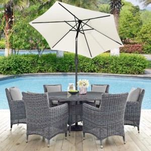 Sekey Sonnenschirm 220 cm mit Kurbel und Knickfunktion über Esstischgruppe im Garten.