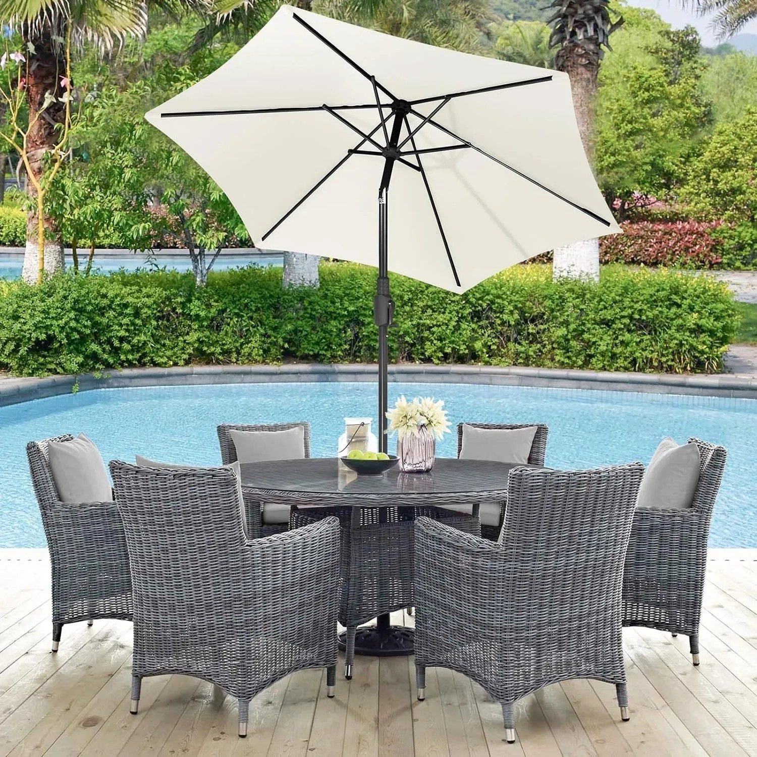 Sekey Sonnenschirm 220 cm mit Kurbel und Knickfunktion über Esstischgruppe im Garten.