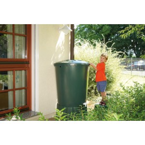 Grüne Garantia Regentonne Rund 310 l mit Deckel und Auslaufhahn im Garten mit Kind.