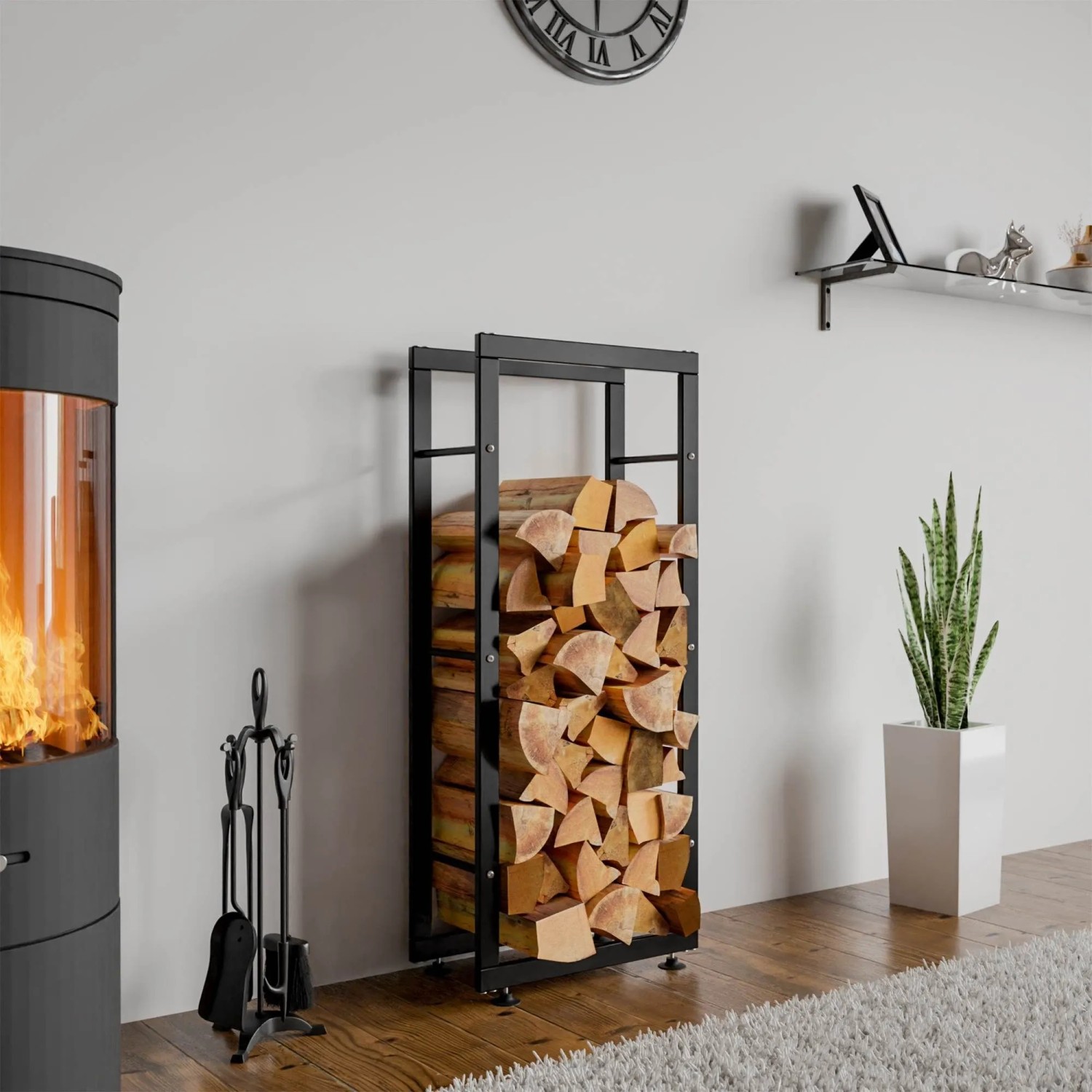 Schwarzes DELUKE Kaminholzregal aus Metall mit Holzscheiten im Wohnzimmer.