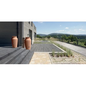 Zwei Waterform Regentonnen Velcan, 120 l, Terrakotta, im Garten vor einem Haus.