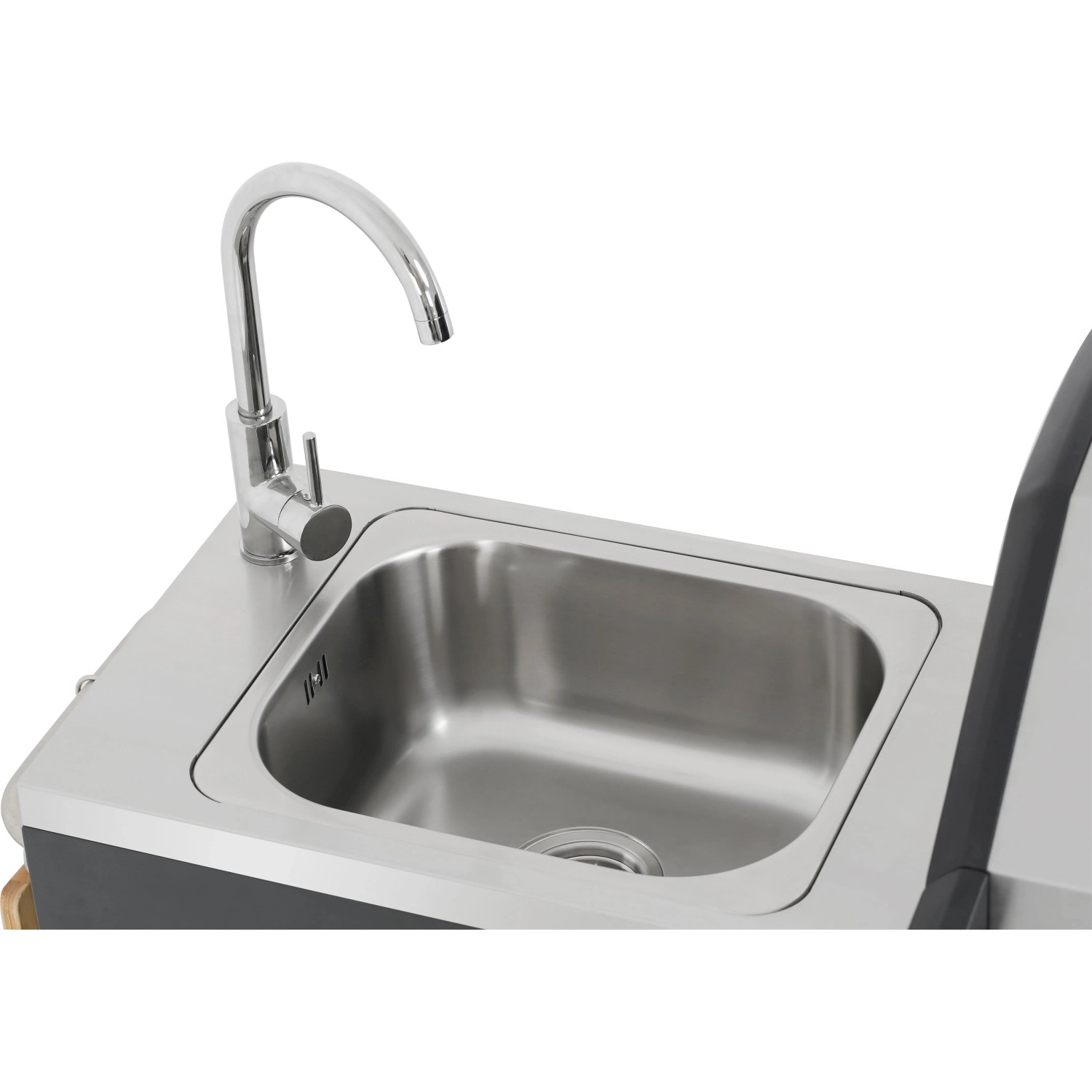Detailaufnahme Spülbecken mit Armatur der Outdoor-Küche mit Gasgrill.