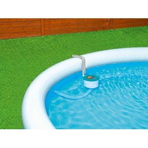 Bestway Flowclear Poolskimmer im Einsatz zur Reinigung eines Aufstellpools.