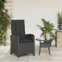 Verstellbarer Gartensessel aus Stahl und Poly Rattan mit schwarzen Kissen.