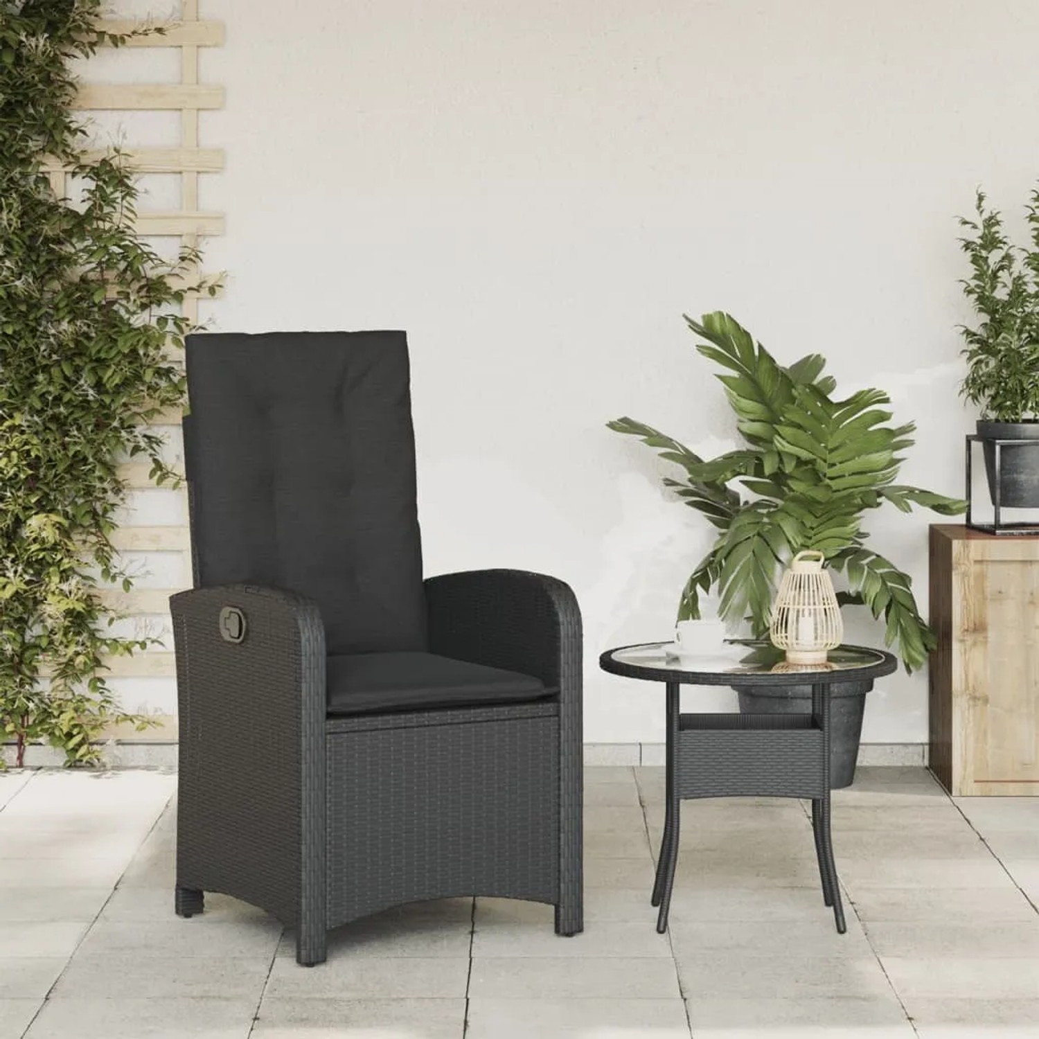 Verstellbarer Gartensessel aus Stahl und Poly Rattan mit schwarzen Kissen.