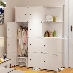 Modularer, weißer Kleiderschrank mit 12 Regalböden für Kleidung.