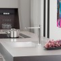 Schütte Küchenarmatur Vita in Edelstahloptik auf einer modernen Küchenzeile.