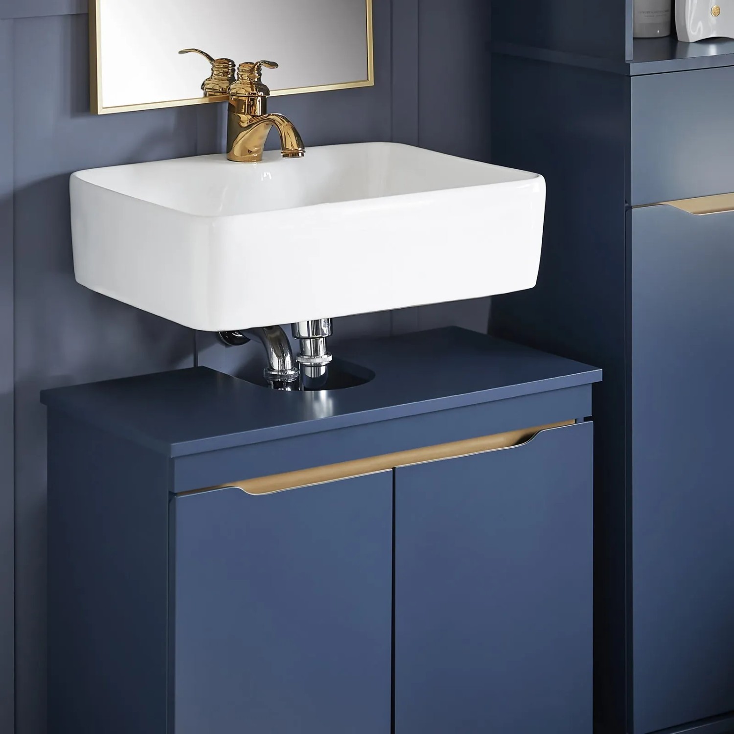 SoBuy Waschbeckenunterschrank BZR113-B, blau, 60 cm mit 2 Türen unter einem weißen Aufsatzwaschbecken.