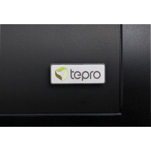 Detailaufnahme des tepro Smoker Milwaukee Holzkohlegrills, Fokus auf das tepro Logo.