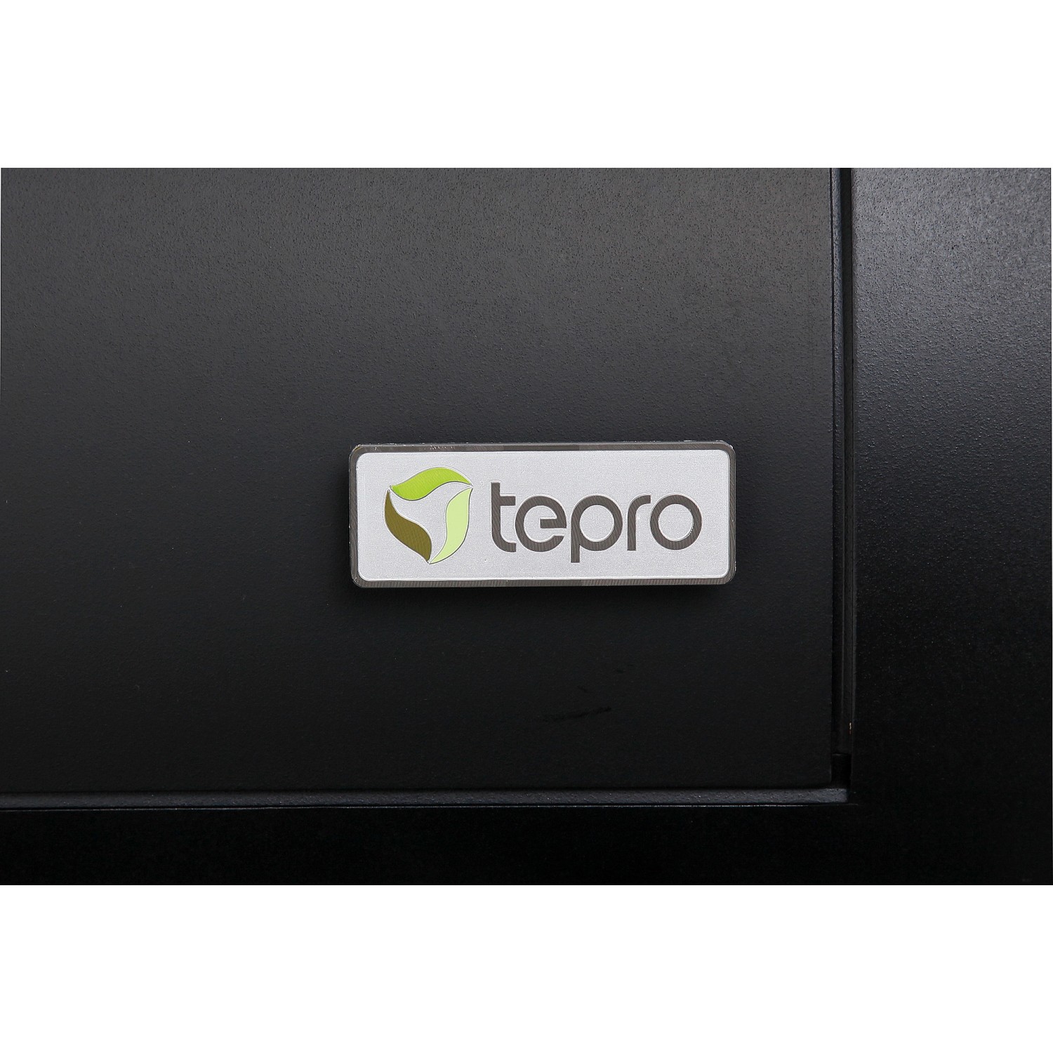 Detailaufnahme des tepro Smoker Milwaukee Holzkohlegrills, Fokus auf das tepro Logo.