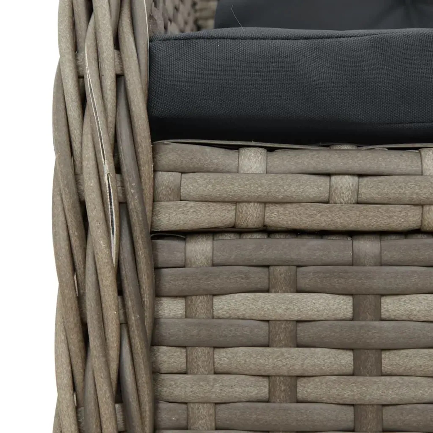 Detailaufnahme: Graue Garten Essgruppe aus Poly Rattan mit Kissen.