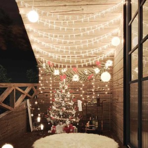 Warmweiße LED Lichterkette mit Kugeln, 20m, 200 LEDs, festlich dekoriert als Weihnachtsdekoration auf Balkon.