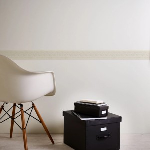 Bricoflor Bordüre mit Glitzer im Barock Stil an Wand, mit Stuhl und Boxen im Raum.