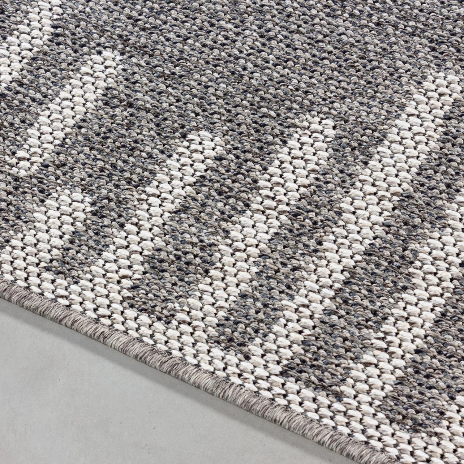 Detailansicht des grauen Ayyildiz Aruba Outdoor-Teppichs mit skandinavischem Muster.