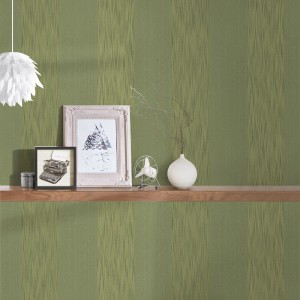 Dunkelgrüne Vliestapete mit Blockstreifen im Wohnzimmer. Dekorative Textiltapete mit elegantem Design.