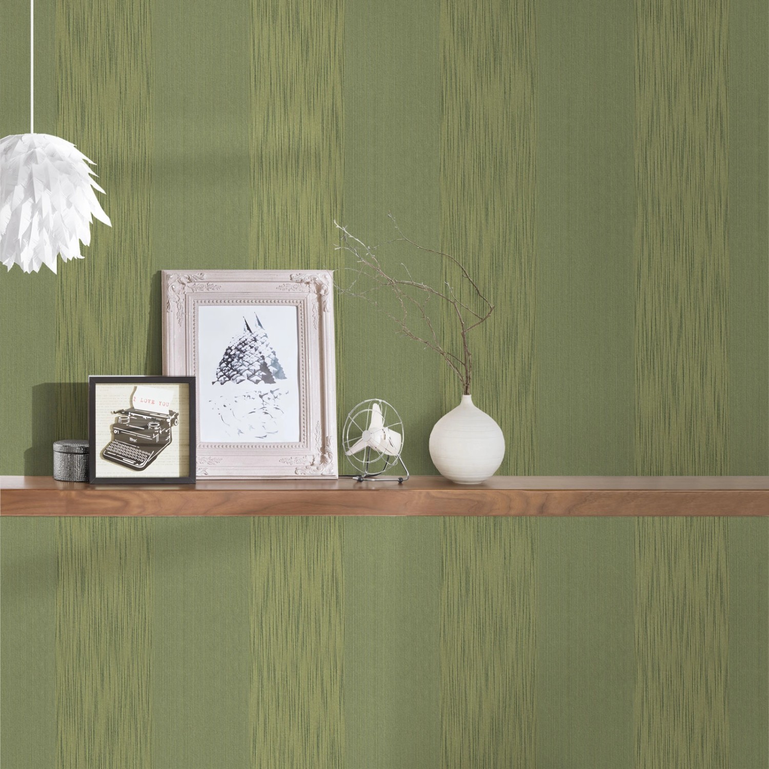 Dunkelgrüne Vliestapete mit Blockstreifen im Wohnzimmer. Dekorative Textiltapete mit elegantem Design.