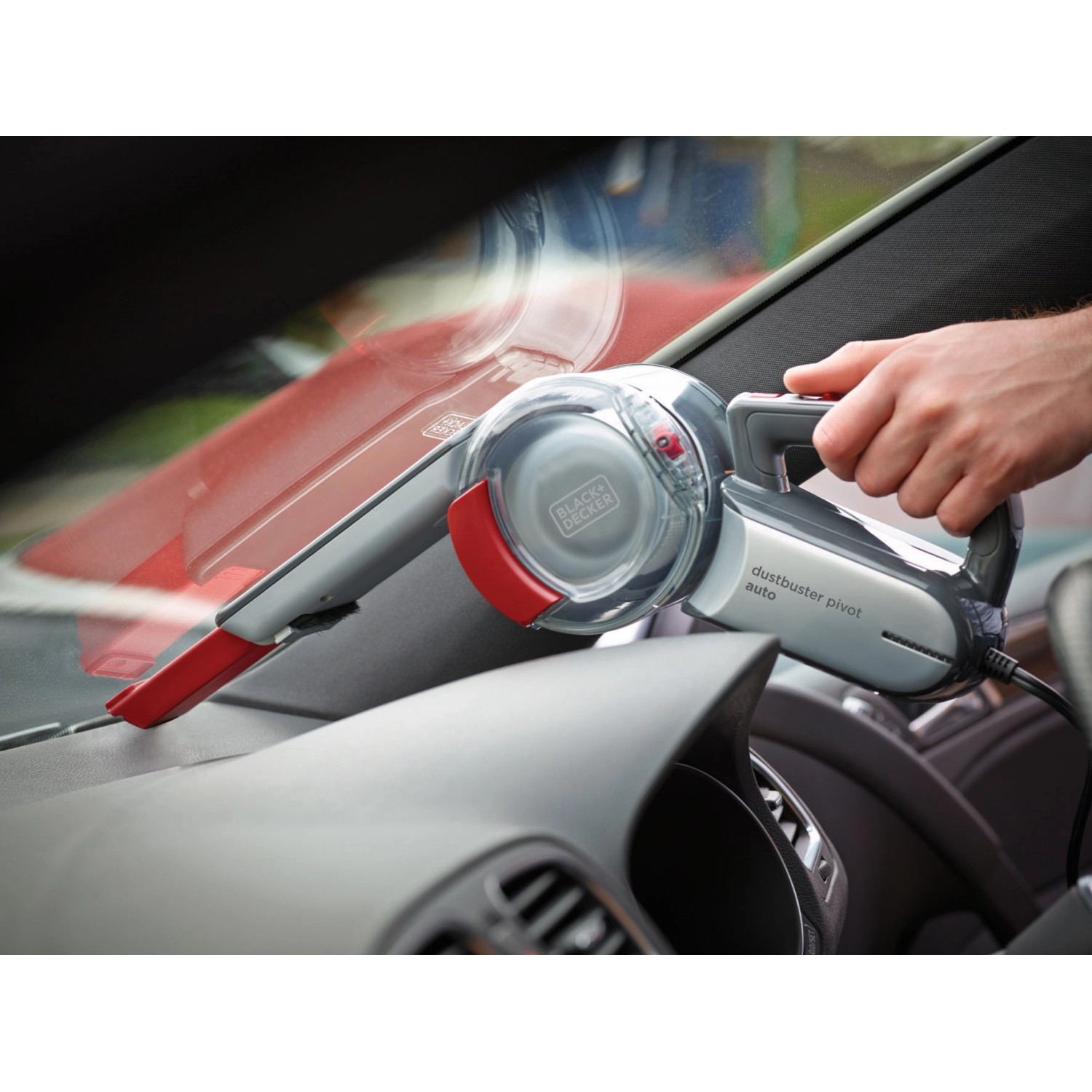 Black+Decker Dustbuster Pivot Autosauger 12V in Anwendung auf Armaturenbrett.