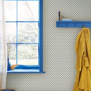 Joules Vliestapete Beckett Star Coast Blue: Wandgestaltung mit blauem Sternmuster im Raum.