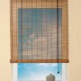 Bambus-Raffrollo in Dunkle Eiche, 80x160 cm, vor Fenster mit blauem Himmel.