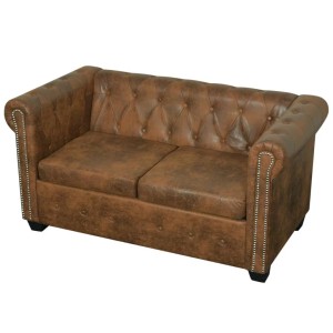 Braunes 2-Sitzer Chesterfield Sofa mit Knopfheftung und Ziernägeln.